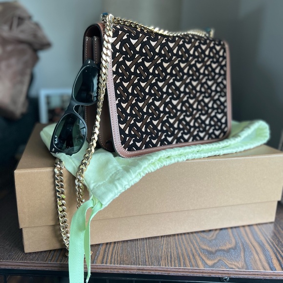 Limited edition Burberry chain linked cross body handbag. - Picture 5 of 7